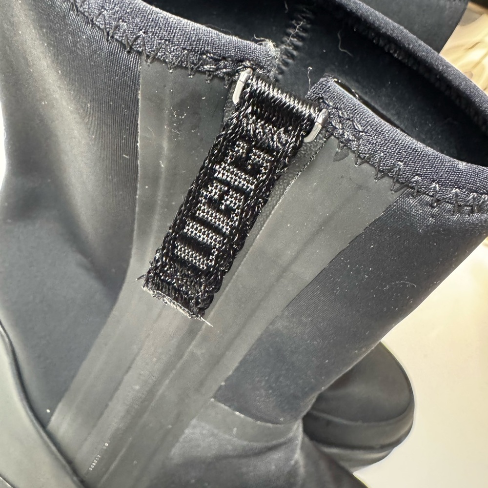 UGG Black Platform Winter Boots – Size 8.5 – Worn Once – Pristine - Picture 12 of 13